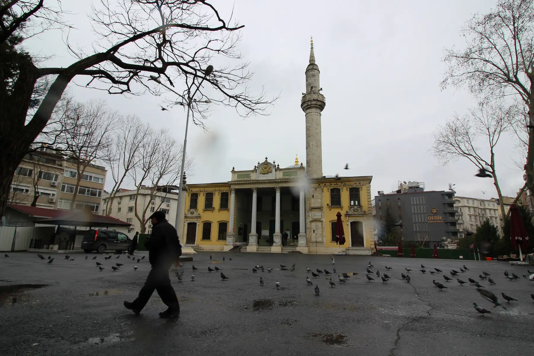 Teşvikiye Camii'nin sütunlu cephesi ve önündeki meydan