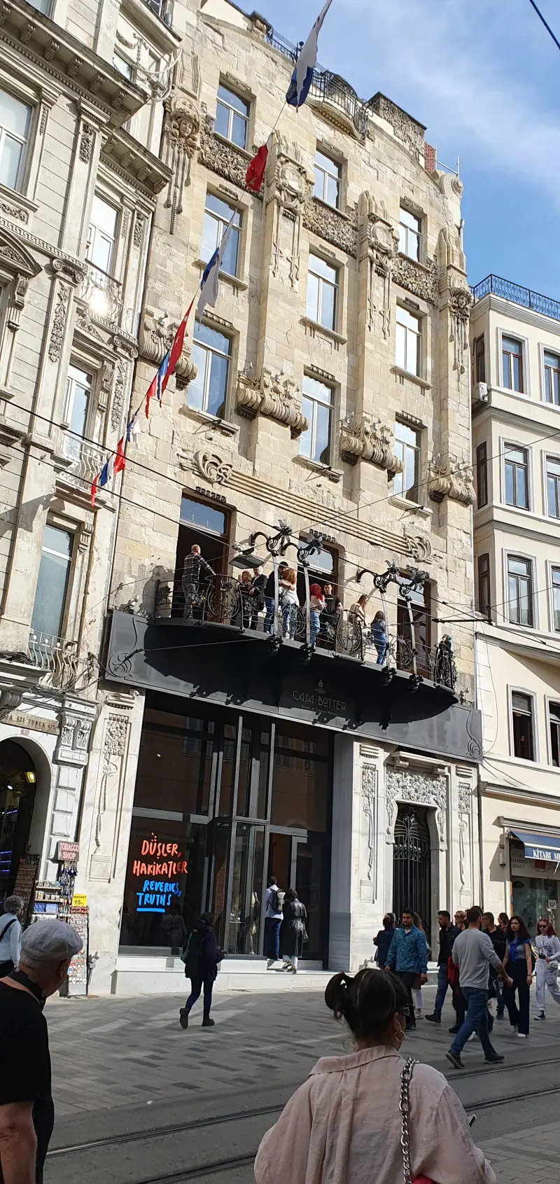 Botter Apartmanı'nın İstiklal Caddesi'ne bakan Art Nouveau cephesi