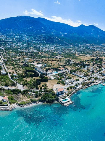 Alsancak sahil şeridi ve Beşparmak Dağları