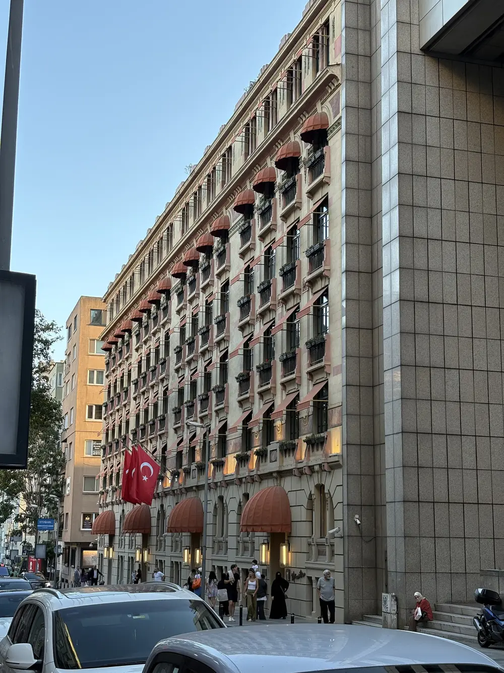 Maçka Palas'ın kırmızı tenteli pencereleri ve uzun cephesi