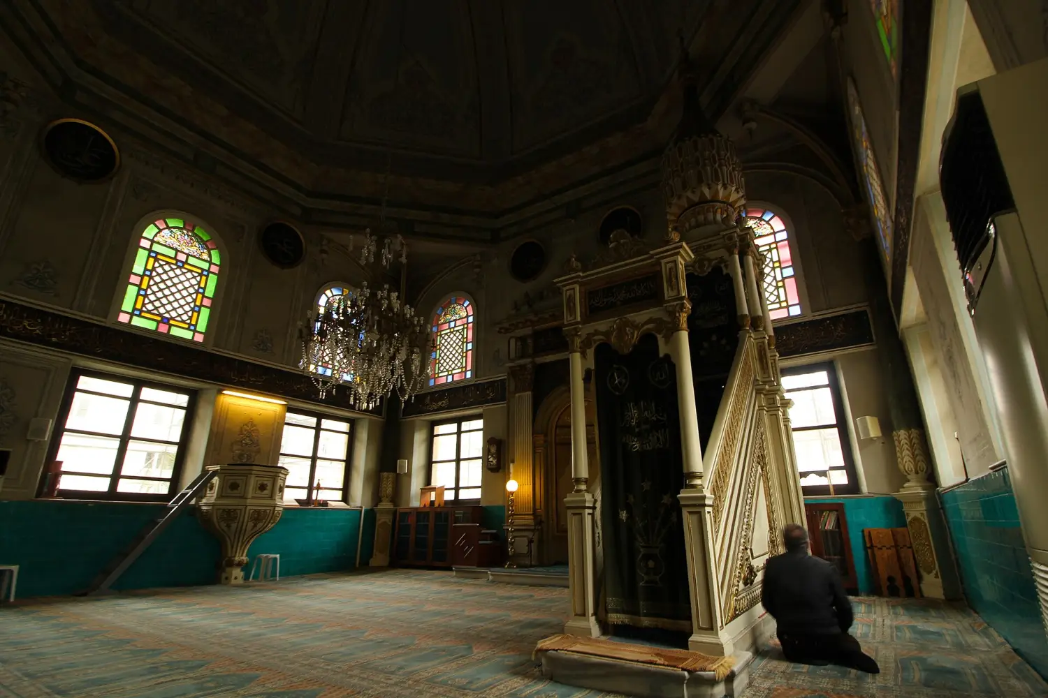 Teşvikiye Camii'nin vitray pencereli iç mekânı, avizesi ve minberi